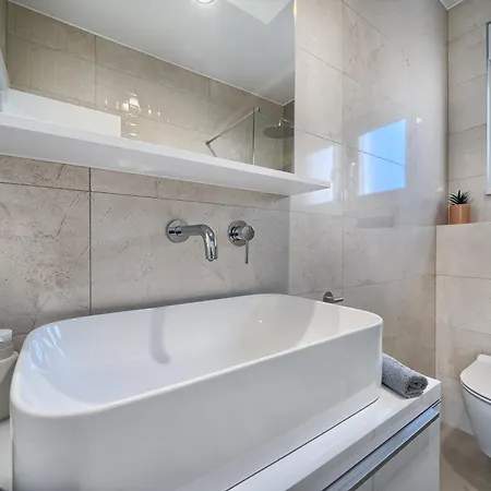 Imola's Place - Sea-view & Pool Appartement Slatine
