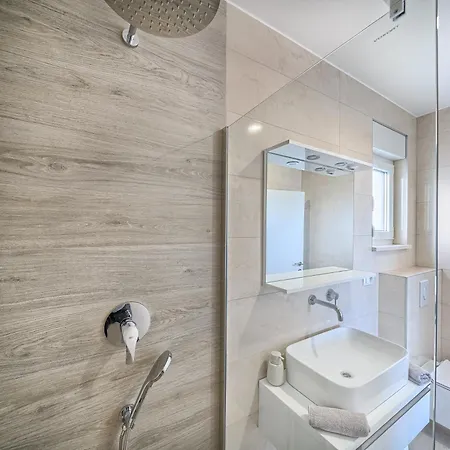Imola's Place - Sea-view & Pool Slatine