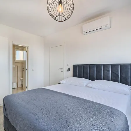 Imola's Place - Sea-view & Pool Appartement *