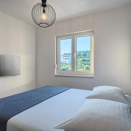 Imola's Place - Sea-view & Pool Apartment Slatine